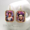Statement boho σκουλαρίκια με το πορτρέτο της Frida Kahlo, στολισμένα με λουλούδια και πουλιά σε έντονα χρώματα από χαρτί και άμμο.