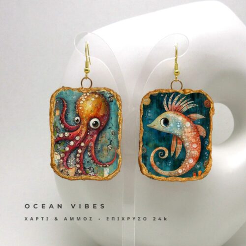 Χειροποίητα mismatched σκουλαρίκια Ocean Vibes με εικονογράφηση πορτοκαλί χταποδιού και ιππόκαμπου σε σκούρο μπλε φόντο.